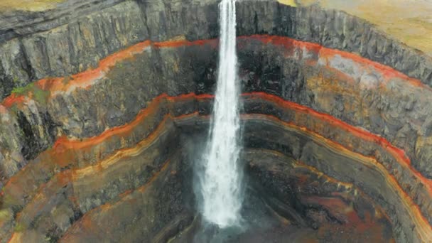 Lot nad majestatycznym wodospadem Hengifoss na Islandii - Materiał filmowy, wideo