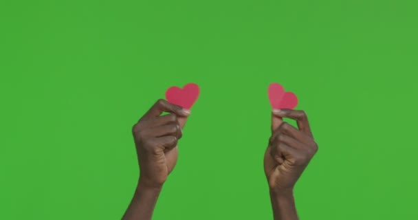 czarny mężczyzna ręce taniec z czerwony papier serca - Materiał filmowy, wideo