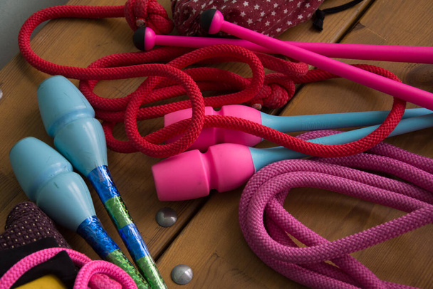 Мотузка, клуби, предмети для художньої гімнастики
 - Фото, зображення