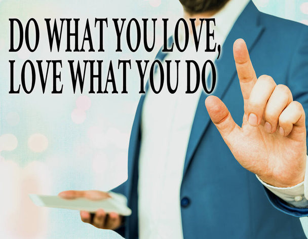 Testo di scrittura di parole Fai ciò che ami Ama ciò che fai. Business concept per Perseguire i tuoi sogni o passioni nella vita
. - Foto, immagini