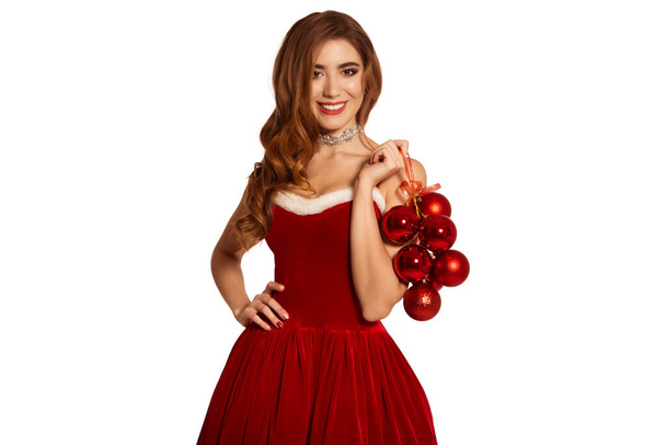Mooie vrouw in rode jurk houdt ballonnen vast. Nieuwjaar Kerstmis. Om een vakantie te vieren. Witte achtergrond, isoleren. Kostuum feest. - Foto, afbeelding