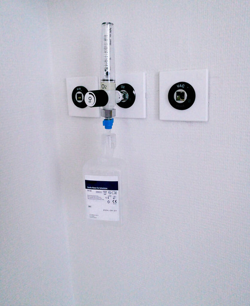 З'єднання госпітального кисню на стіні. Для дихання пацієнта
. - Фото, зображення