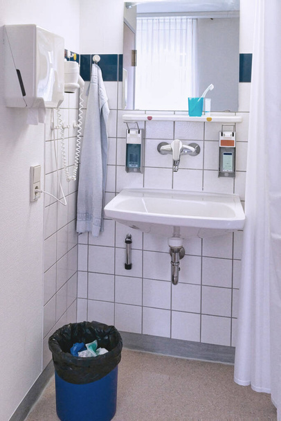 Sink with soap and disinfectant and towel in a hospital room. - Valokuva, kuva