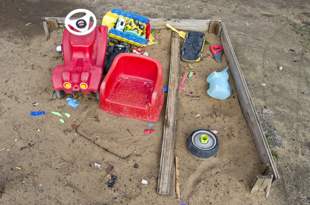 vecchio parco giochi sandbox per bambini con giocattoli
 - Foto, immagini