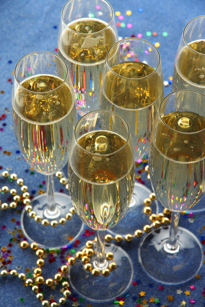 Glasses with champagne on shiny background - Valokuva, kuva