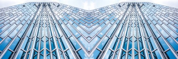oldalsó panoráma és perspektíva acélkék üveg magaslati épület felhőkarcolók, üzleti koncepció a sikeres ipari építészet - Fotó, kép