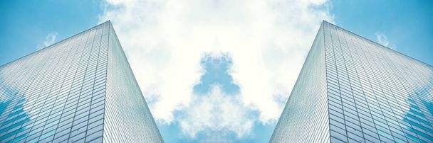 vista panorámica inferior y perspectiva a rascacielos de acero de cristal azul de gran altura, concepto de negocio de arquitectura industrial exitosa - Foto, imagen