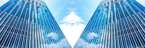 alapuolella panoraama ja näkökulma teräksen sininen lasi korkea rakennus pilvenpiirtäjiä, liiketoimintakonsepti onnistunut teollinen arkkitehtuuri - Valokuva, kuva