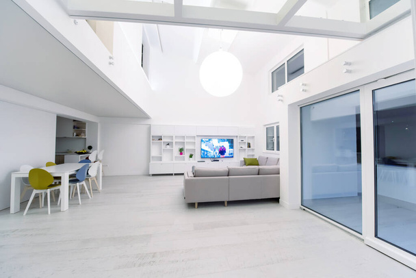 belső tér egy luxus elegáns modern nyílt tér design kétszintes apartman fehér falakkal - Fotó, kép