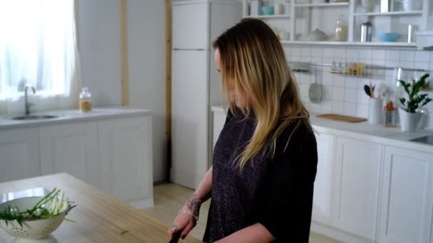 mąż z ananasami przyszedł do kuchni do swojej żony - Materiał filmowy, wideo