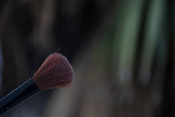 Make-up Pinsel, der normalerweise von professionellen Frauen und Künstlern verwendet wird, um Bronzer und Puder auf die Gesichtshaut zu mischen und aufzutragen, um ein schönes Aussehen zu erzielen - Foto, Bild