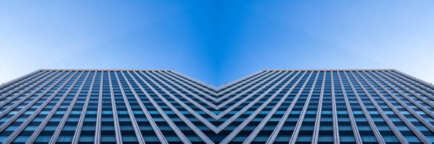 parte inferior panorâmica e perspectiva vista para aço azul vidro arranha-céus edifício alto, conceito de negócio de arquitetura industrial de sucesso - Foto, Imagem