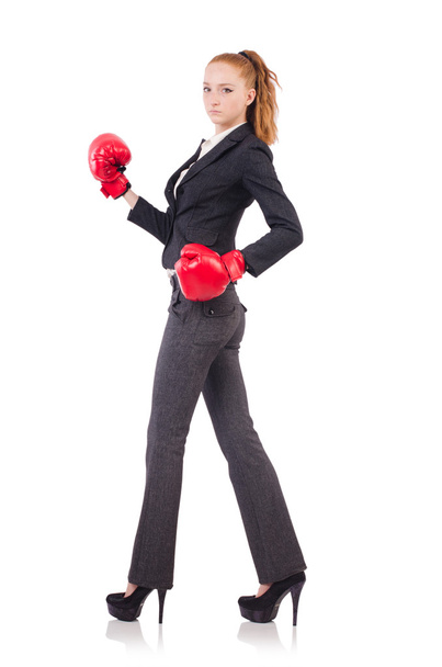 Femme d'affaires avec gants de boxe sur blanc - Photo, image