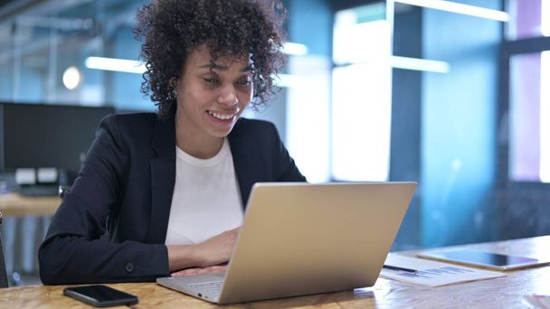 アフリカのビジネスマン女性はノートパソコンでビデオチャットで忙しい - 写真・画像