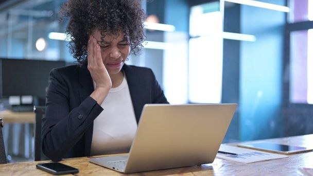 Ból głowy w pracy, zmęczona afrykańska bizneswoman - Zdjęcie, obraz
