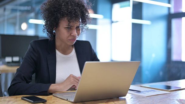 African Businesswoman zdenerwowany utratą pracy - Zdjęcie, obraz