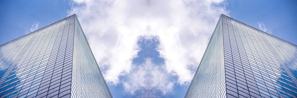 вид знизу панорамний і перспектива на сталеве блакитне скло висотних будівельних хмарочосів, бізнес-концепція успішної промислової архітектури
 - Фото, зображення