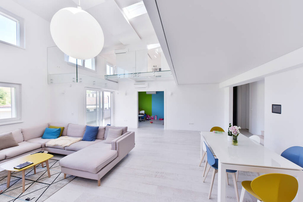 interior de un lujoso y moderno diseño de espacio abierto apartamento de dos niveles con paredes blancas
 - Foto, Imagen