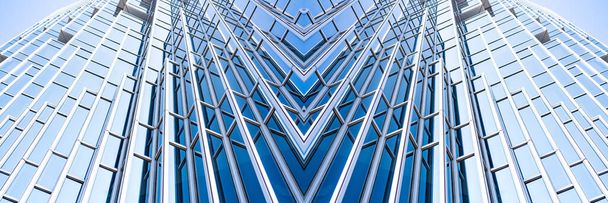 Unterseite panoramischer und perspektivischer Blick auf stahlblaues Glas-Hochhaus Wolkenkratzer, Geschäftskonzept erfolgreicher Industriearchitektur - Foto, Bild