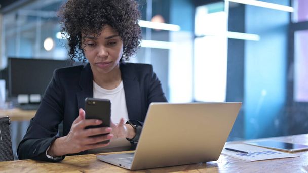 Seriöse Geschäftsfrau nutzt Smartphone bei der Arbeit - Foto, Bild