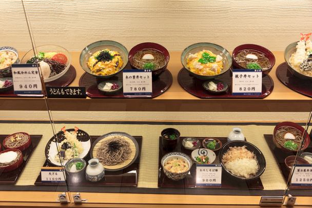 日本レストランの窓のプラスチック食糧モデル. - 写真・画像