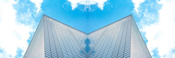 onderzijde panoramisch en perspectief uitzicht op staal blauw glas hoogbouw wolkenkrabbers, business concept van succesvolle industriële architectuur - Foto, afbeelding