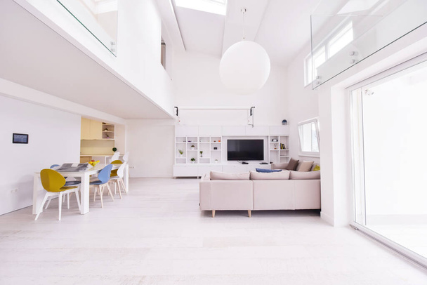 интерьер роскошный стильный современный дизайн открытого пространства двухуровневая квартира с белыми стенами
 - Фото, изображение