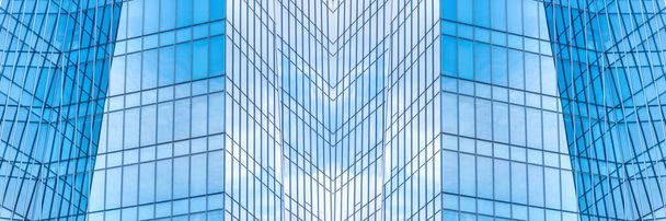 parte inferior panorâmica e perspectiva vista para aço azul vidro arranha-céus edifício alto, conceito de negócio de arquitetura industrial de sucesso - Foto, Imagem