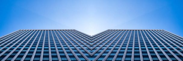 dessous panoramique et perspective vue à l'acier verre bleu gratte-ciel immeuble de grande hauteur, concept d'entreprise de l'architecture industrielle réussie - Photo, image
