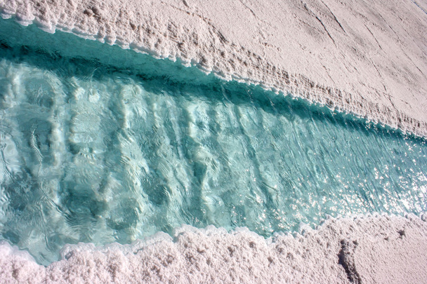 El primer plano del agua en un campo de sal
 - Foto, Imagen