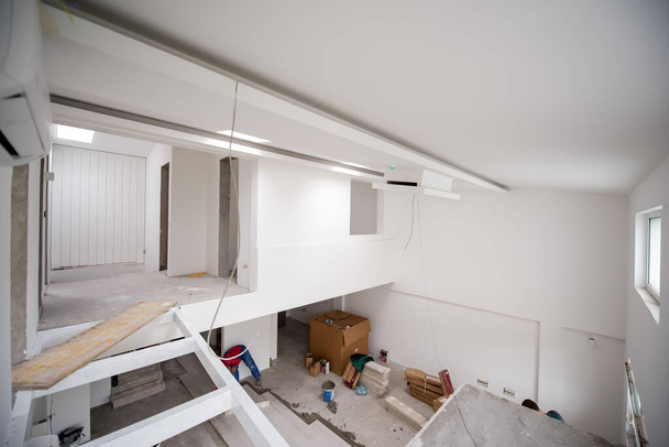 εσωτερικό του εργοταξίου με γυψοσανίδα εγκατασταθεί πλήρως σε νέο διαμέρισμα δύο επιπέδων εργασίες σε εξέλιξη στο νέο σπίτι - Φωτογραφία, εικόνα