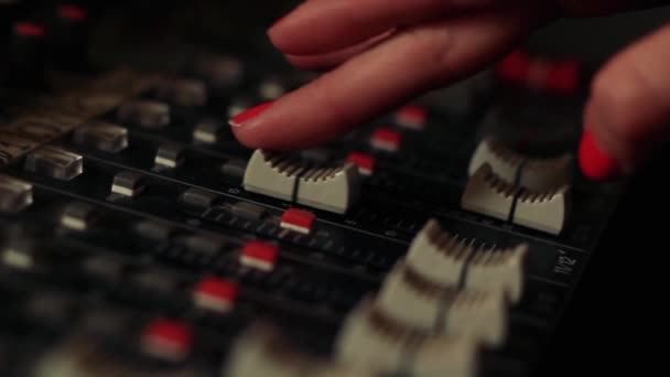 Ženské ruce na mixéru Digital Music Studio. Close-Up.  - Záběry, video