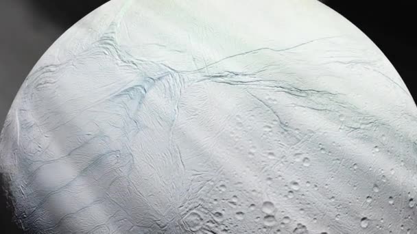 Encélado, a sexta maior Lua de Saturno, coberta principalmente por gelo fresco e limpo, tornando-se um dos corpos mais refletivos do Sistema Solar. Elementos deste vídeo fornecidos pela NASA
.  - Filmagem, Vídeo