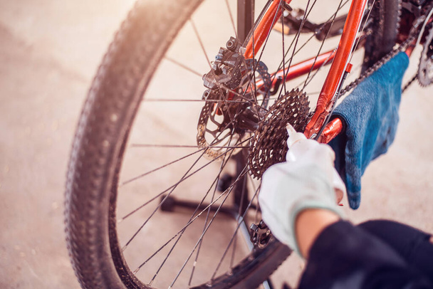 Fahrradwartung, Biker-Schmieröl für Fahrradketten, Nahaufnahme - Foto, Bild
