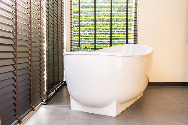 Белая ванна и джакузи украшения интерьера ванной комнаты
 - Фото, изображение