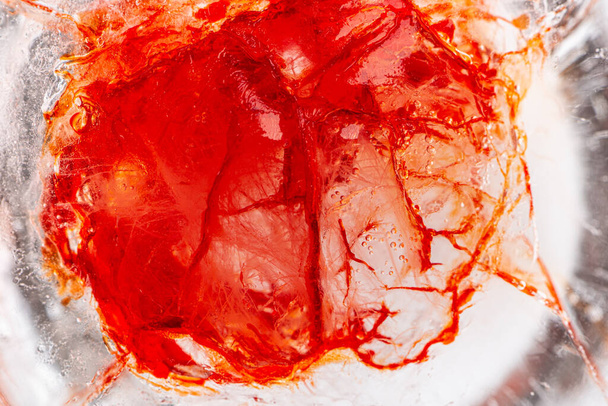 Imagen de líquidos de color sangre mezclados con otros fluidos orgánicos, detalle químico abstracto
 - Foto, imagen