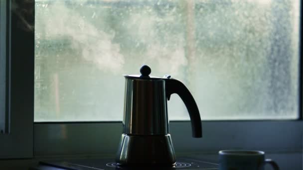 電気ストーブの上でコーヒーポットを沸かす - 映像、動画