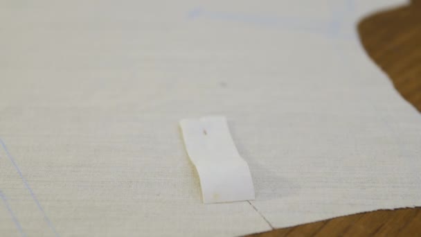 Krejčovské nůžky stříhají zkreslenou pásku. podjatost vazba je úzký proužek tkaniny, řezané na zkreslení. Vlákna pásu jsou pružnější, stejně jako více tekuté a více drapable - Záběry, video