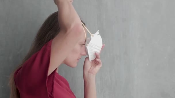 Woman wearing a mask to protect herself from virus - Filmagem, Vídeo