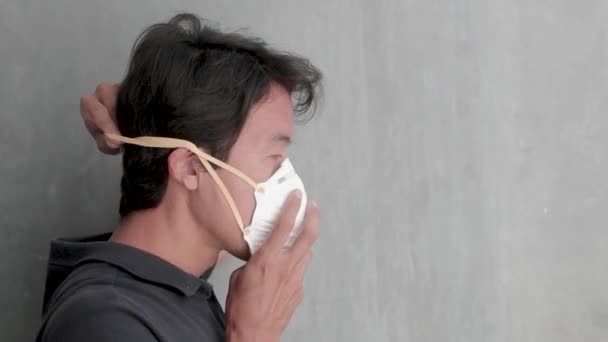 Korunma maskesi takan Çinli bir adam - Video, Çekim