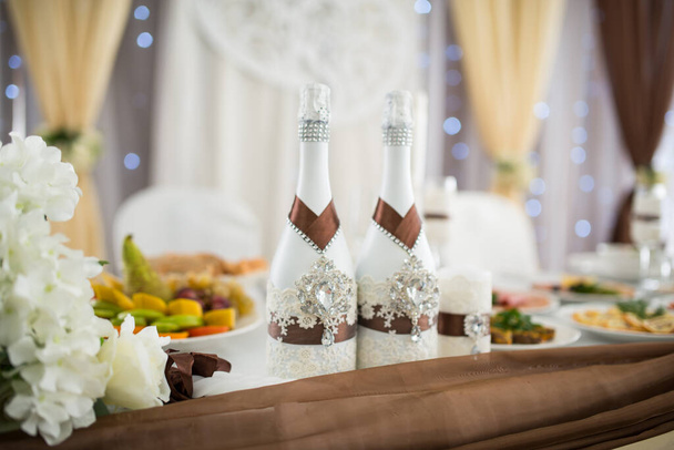 ślub, świąteczny stół, kieliszki, butelki szampana i koktajle alkoholowe - Zdjęcie, obraz