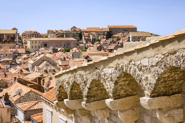 Vista desde la fortaleza de Dubrovnik en partes de la ciudad medieval. Uno puede caminar por las murallas de la ciudad. Esto hace que muchos turistas. Este tiene muchas vistas interesantes sobre los tejados de casas antiguas
. - Foto, imagen