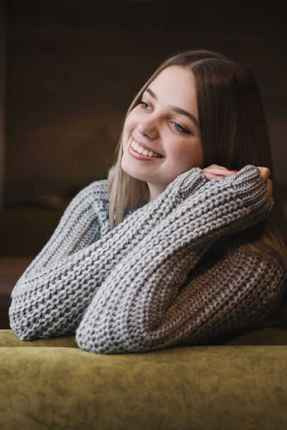 Portrait d'une adolescente assise avec un visage heureux
 - Photo, image