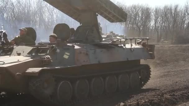 Tanques, vehículos blindados militares en ejercicios de campo
. - Metraje, vídeo