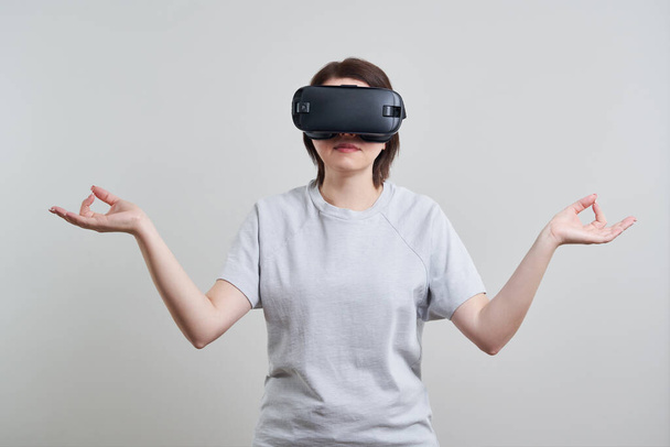 Szczęśliwa młoda kobieta grająca na okularach VR wewnątrz, Koncepcja rzeczywistości wirtualnej z młodą dziewczyną bawiącą się goglami, z przestrzenią do kopiowania - Zdjęcie, obraz