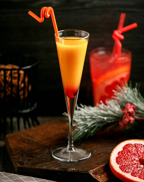 orange grapefruit mix cocktail on the table - Foto, afbeelding