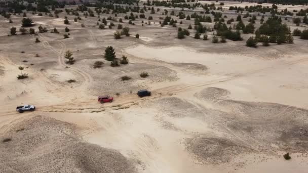 AERIÁLIS. Több autó halad a homokos úton. Drón légi felvétel. - Felvétel, videó