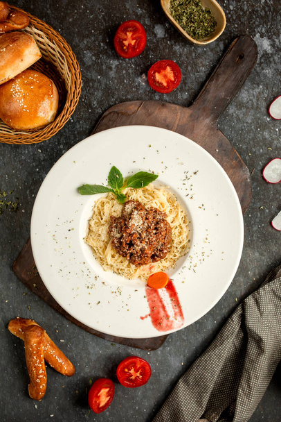 spaghetti with meat sauce sprinkled with grated parmesan - Zdjęcie, obraz
