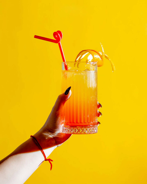 citrus juice with orange peel on top - 写真・画像
