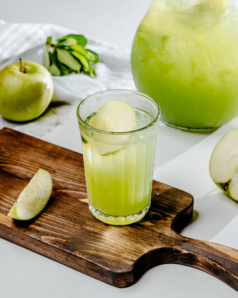 apple lemonade on the table - Foto, Bild